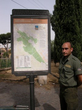 Guardia Parco del Parco
Regionale dell’Appia Antica
a Frattocchie, all’inizio della
Via Appia Antica
(23680 bytes)